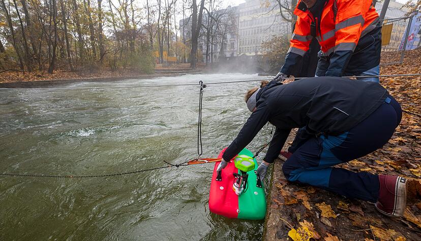 Mitarbeiter der Helmut-Schmidt-Universität aus Hamburg, Fachrichtung Wasserbau, vermessen mit speziellen Geräten den Strömungsverlauf und den Untergrund der Eisbachwelle im Englischen Garten. Mitarbeiter der Helmut-Schmidt-Universität aus Hamburg, Fachrichtung Wasserbau, vermessen mit speziellen Geräten den Strömungsverlauf und den Untergrund der Eisbachwelle im Englischen Garten.