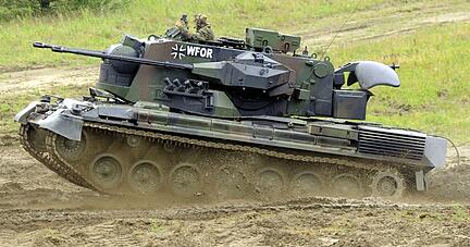 Ein Flakpanzer vom Typ Gepard fährt auf dem Truppenübungsplatz in Munster.