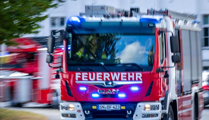 Mehr als ein Dutzend Bewohner eines Mehrfamilienhauses verbringen Stunden im Fahrzeug der Feuerwehr. (Symbolfoto)