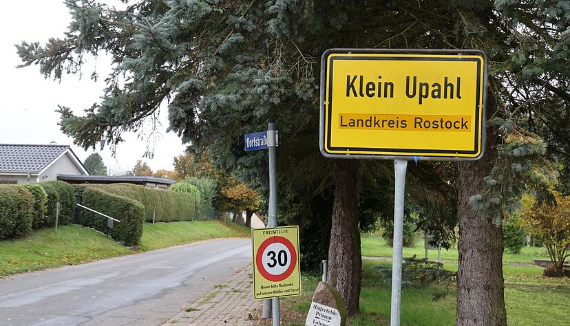 Nach umfangreicher Präsenz ist die Polizei inzwischen aus Klein Upahl abgezogen. Nach umfangreicher Präsenz ist die Polizei inzwischen aus Klein Upahl abgezogen.