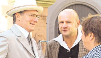 August Zirner (links) und Oliver Stokowksi erhalten Anweisungen.