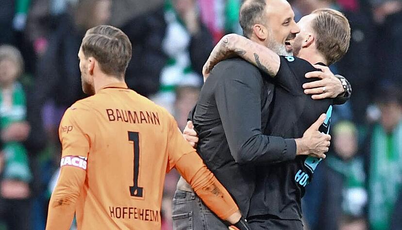 Sieger-Gefühle sind schöne Gefühle: Hoffenheims Trainer Pellegrino Matarazzo umarmt seinen Abwehrspieler Kevin Vogt (rechts).
Fotos: dpa Sieger-Gefühle sind schöne Gefühle: Hoffenheims Trainer Pellegrino Matarazzo umarmt seinen Abwehrspieler Kevin Vogt (rechts).
Fotos: dpa