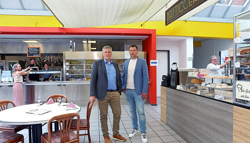 Gesch&auml;ftsf&uuml;hrer Gerald B&uuml;rkert (rechts) und Frank Hanser im Bistro in der Hans-Rie&szlig;er-Stra&szlig;e 7 zur Mittagszeit. Die Gastronomie ist einer der Bereiche, der weitergef&uuml;hrt wird.