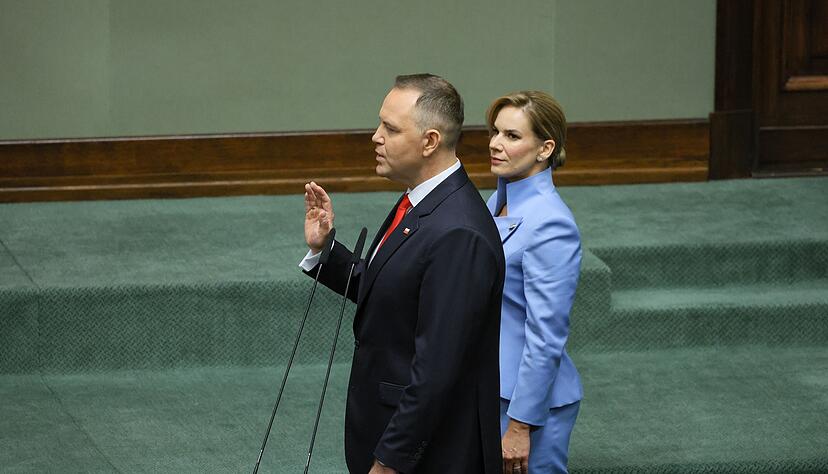 Polens neuer Pr&auml;sident Karol Nawrocki, hier im Bild mit seiner Frau Marta, hat den Amtseid abgelegt. (Foto aktuell)