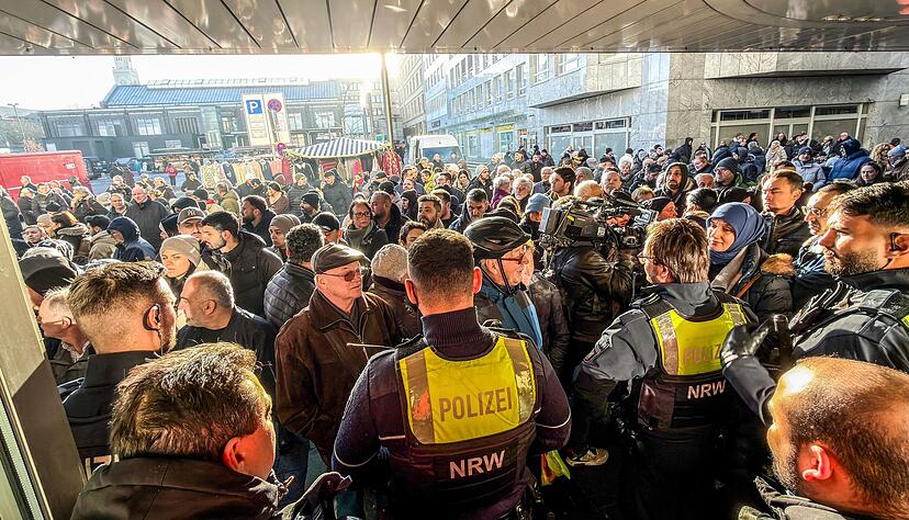 Nach dem Einbruch in den Tresorraum der Bank fordern besorgte Kunden Informationen.