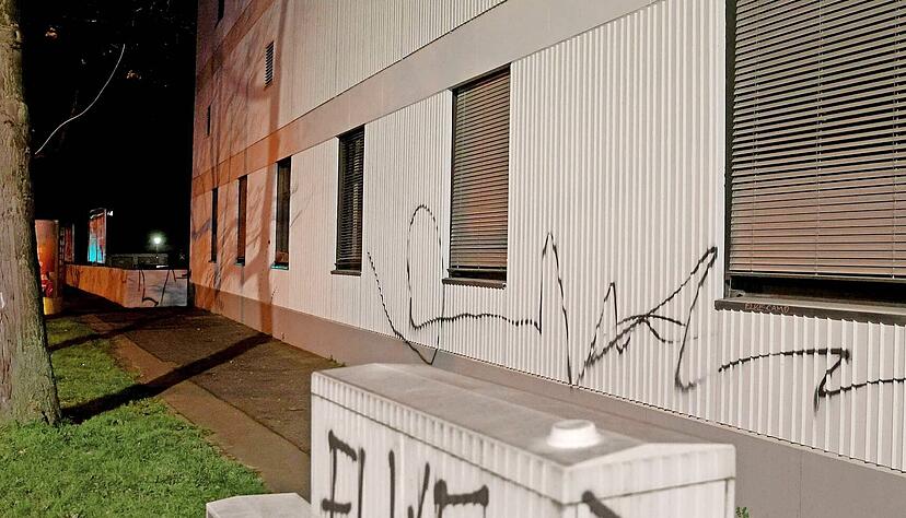 Solche Schmierereien haben Unbekannte an der gesamten H&auml;userwand in der Oststra&szlig;e 123 und an weiteren Geb&auml;uden hinterlassen. Die T&auml;ter konnten bisher nicht ermittelt werden.
Foto: Ralf Seidel
