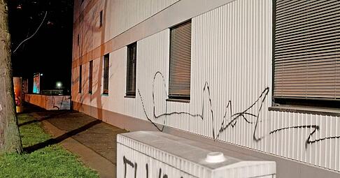 Solche Schmierereien haben Unbekannte an der gesamten H&auml;userwand in der Oststra&szlig;e 123 und an weiteren Geb&auml;uden hinterlassen. Die T&auml;ter konnten bisher nicht ermittelt werden.
Foto: Ralf Seidel