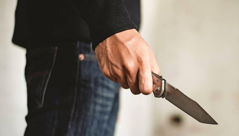 Immer häufiger kommt es zu Angriffen mit dem Messer, oft durch Flüchtlinge. Immer häufiger kommt es zu Angriffen mit dem Messer, oft durch Flüchtlinge.