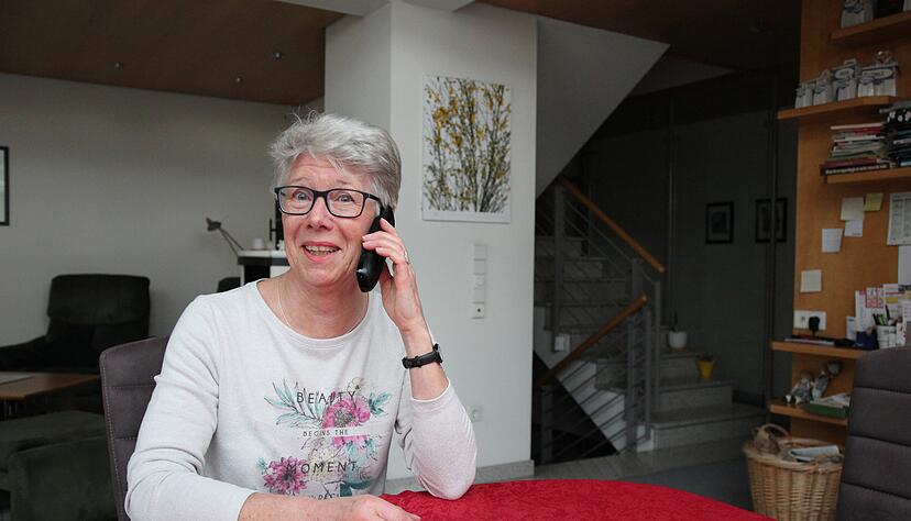 Am Telefon hat es Traudl Hoffmann häufiger mit Zeitgenossen zu tun, die sich einen Scherz erlauben wollen. Foto: Lisa Reiff