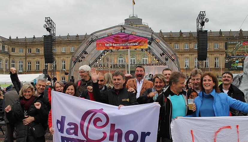 Gut 100 mitgereiste Fans aus Dahenfeld unterst&uuml;tzen daChor in Stuttgart. Foto: Billau