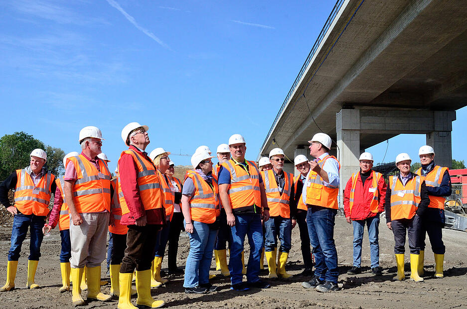 21 Leser lauschen den Ausführungen von Michael Endres (ViA6West), der die Gruppe über die Baustelle führt