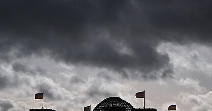 Dunkle Wolken über dem Reichstagsgebäude in Berlin.