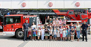 Tim Rocksien (li.) und Michael Steudle (re.) von der Feuerwehr mit Erzieherinnen und Kindern aus Gundelsheim. Tim Rocksien (li.) und Michael Steudle (re.) von der Feuerwehr mit Erzieherinnen und Kindern aus Gundelsheim.