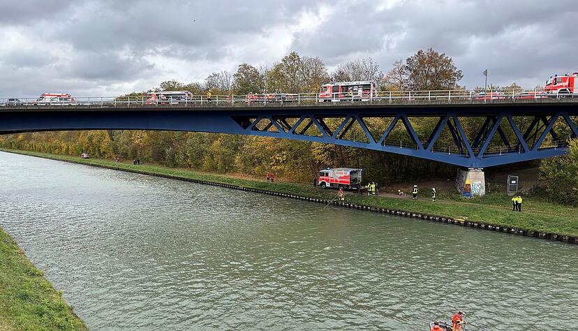 Auch Taucher der Feuerwehr waren am Samstagnachmittag im Einsatz. Auch Taucher der Feuerwehr waren am Samstagnachmittag im Einsatz.