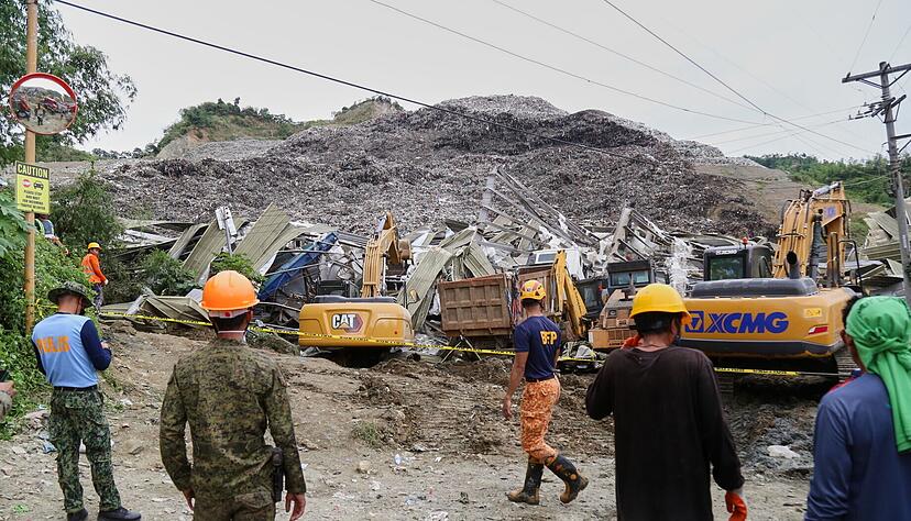 Rettungskr&auml;fte suchten auch in der Nacht weiter nach Vermissten.
