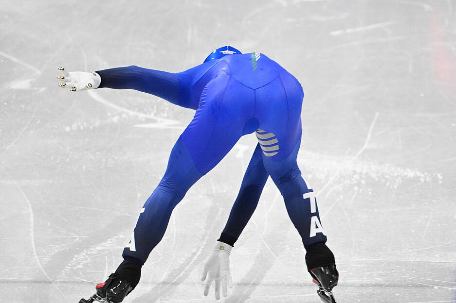 Ähnliches Bild – andere Sportart: Beim Shorttrack-Vorlauf über die 500 Meter sicherte sich der Italiener Pietro Sighel den Einzug ins Finale. Das allerdings rückwärts, denn durch einen Sturz seiner Kontrahenten kam auch der 26-Jährige ins Straucheln und drehte sich zur Hälfte. Um den Lauf nicht mehr zu gefährden, glitt er in dieser Position aus. Ähnliches Bild – andere Sportart: Beim Shorttrack-Vorlauf über die 500 Meter sicherte sich der Italiener Pietro Sighel den Einzug ins Finale. Das allerdings rückwärts, denn durch einen Sturz seiner Kontrahenten kam auch der 26-Jährige ins Straucheln und drehte sich zur Hälfte. Um den Lauf nicht mehr zu gefährden, glitt er in dieser Position aus.