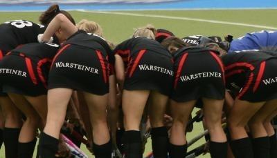 Die deutschen Hockeynationalspielerinnen motivieren sich vor Spielbeginn.