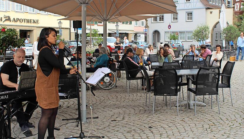Viel Beifall erhalten Sängerin Dielani und ihr musikalischer Begleiter Frank Rehm auf dem Marktplatz. Abstand halten ist coronabedingt allerdings ebenso angesagt. Viel Beifall erhalten Sängerin Dielani und ihr musikalischer Begleiter Frank Rehm auf dem Marktplatz. Abstand halten ist coronabedingt allerdings ebenso angesagt.
