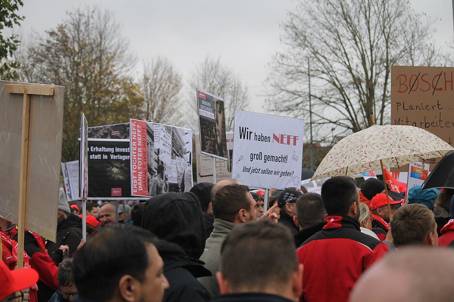 Trotz Regen und Unsicherheit zeigen die Mitarbeitenden großen Zusammenhalt. Trotz Regen und Unsicherheit zeigen die Mitarbeitenden großen Zusammenhalt.