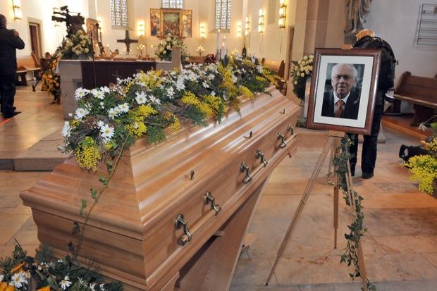Der Sarg mit den sterblichen &Uuml;beresten des verstorbenen Milliard&auml;rs Adolf Merckle ist am Montag in der Stadtkirche in Blaubeuren (Alb-Donau-Kreis) vor der Trauerfeier aufgestellt. Merckle hatte sich vor einer Woche das Leben genommen, weil er es nicht verkraftet hatte, nach fehlgeschlagenen B&ouml;rsenspekulationen die Kontrolle &uuml;ber sein Firmenimperium zu verlieren. Foto: dpa