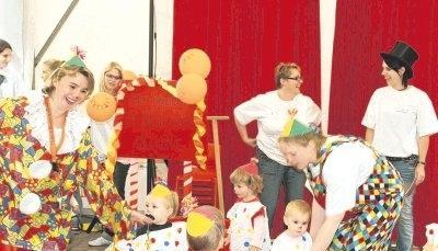 Große und kleine Clowns hatten bei der Feier zum zehnjährigen Geburtstag der Kindertagesstätte „Kinder in Bewegung“ im Plattenwald ihren Auftritt.Foto: Ute Plückthun Große und kleine Clowns hatten bei der Feier zum zehnjährigen Geburtstag der Kindertagesstätte „Kinder in Bewegung“ im Plattenwald ihren Auftritt.Foto: Ute Plückthun