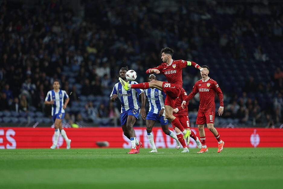Atakan Karazor: Zu langsam in der Defensive vor dem 0:1. Verschleppte manch Angriff nach vorne. Suchte eher den Pass als den Abschluss. Note: 5