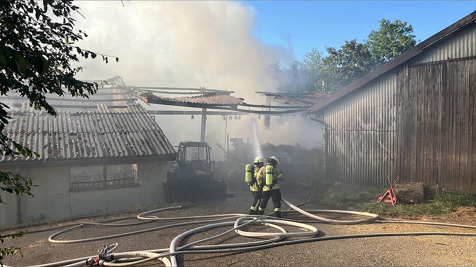 Die Feuerwehr hat das Feuer bereits unter Kontrolle gebracht.