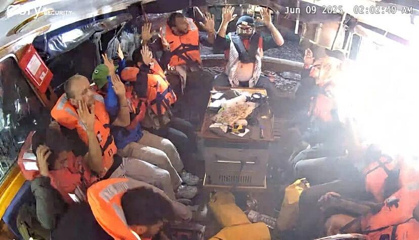 Die Aktivisten wollten eigenen Angaben zufolge humanitäre Hilfe in den Gazastreifen bringen. Die Aktivisten wollten eigenen Angaben zufolge humanitäre Hilfe in den Gazastreifen bringen.