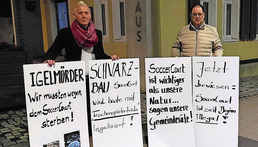 Plakate, auf denen die Anwohner Susanne Anker und ihr Ehemann Frank Jauchstetter ihre Auffassung kundtaten, waren in der Sitzung nicht zugelassen.
Foto: Ute Pl&uuml;ckthun