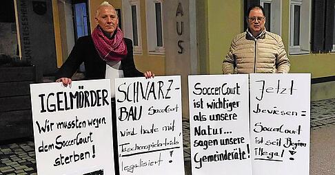 Plakate, auf denen die Anwohner Susanne Anker und ihr Ehemann Frank Jauchstetter ihre Auffassung kundtaten, waren in der Sitzung nicht zugelassen.
Foto: Ute Pl&uuml;ckthun