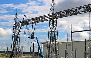 Wenn die Arbeiter im kommenden Jahr mit dem Umbau fertig sind, wird mit dieser Konstruktion Strom von der Hochspannungsleitung ins Werk übertragen.
Fotos: Nick Wenn die Arbeiter im kommenden Jahr mit dem Umbau fertig sind, wird mit dieser Konstruktion Strom von der Hochspannungsleitung ins Werk übertragen.
Fotos: Nick