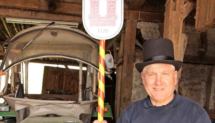 Joachim Essig gibt hin und wieder F&uuml;hrungen in Gommersdorf &minus; mit dabei hat er dann seinen gelb-roten Stab. Zudem ist er Fan alter Traktoren, die oft noch das badische BCH-Kennzeichen tragen.
Fotos: Tamara Ludwig