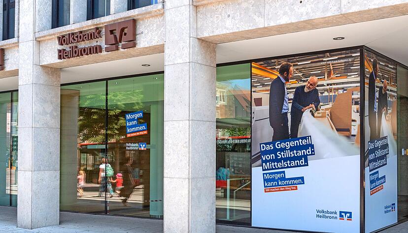 "Morgen kann kommen", hat die Volksbank Heilbronn auf ihren Scheiben stehen. Nach der Fusion mit Schwäbisch Hall blickt das Institut nach vorne.
Foto: Mario Berger