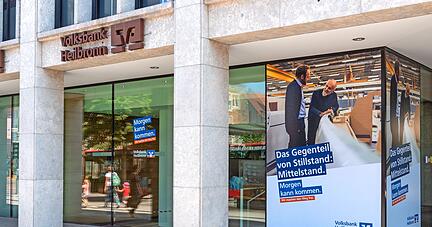"Morgen kann kommen", hat die Volksbank Heilbronn auf ihren Scheiben stehen. Nach der Fusion mit Schwäbisch Hall blickt das Institut nach vorne.
Foto: Mario Berger