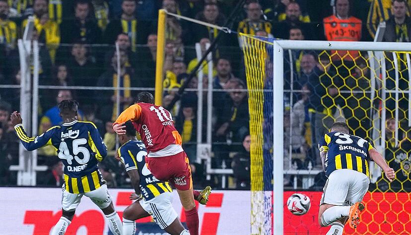 Leroy Sané hat seine Mannschaft im Derby in Führung gebracht.