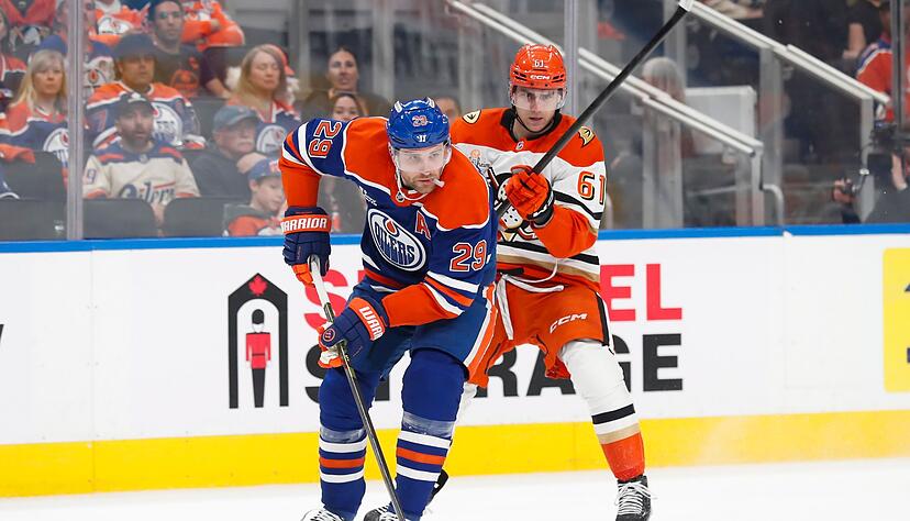 Leon Draisaitl (vorne) von den Edmonton Oilers punktete im dritten Spiel nach seiner R&uuml;ckkehr gegen die Anaheim Ducks doppelt.