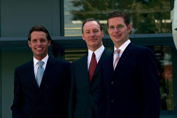 Generationswechsel: Seit 2004 sitzt bei Cartondruck mit Steffen (links) und Marc Schnizer (rechts) die zweite Generation in der ersten Reihe. Ihr Vater Peter, der Gr&uuml;nder der Obersulmer Cartondruck AG, hatte sich zum 65. Geburtstag zur Ruhe gesetzt.