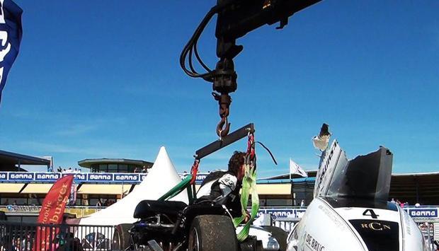 Das Gefährt, das Sandor Pohl tödlich verletzte, wird abtransportiert. Foto: Harm Meter Das Gefährt, das Sandor Pohl tödlich verletzte, wird abtransportiert. Foto: Harm Meter