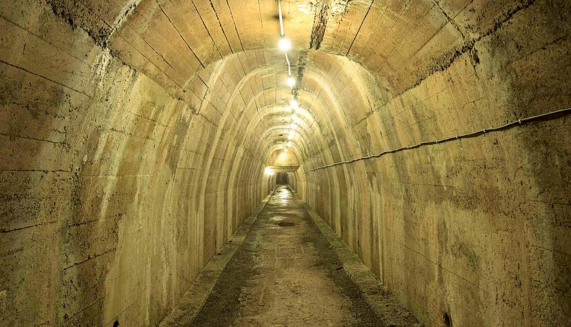 Der zirka 100 Meter lange Stollen im Gipsbergwerk wurde Ende des Zweiten Weltkrieges geschaffen.
Fotos: Andreas Scholz