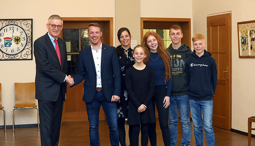 Claus Brechter, B&uuml;rgermeister Bad Wimpfen, gratuliert seinem Nachfolger Andreas Zaffran zum Wahlsieg