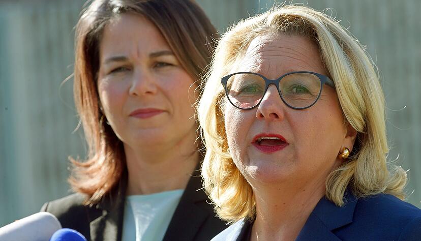 Entwicklungsministerin Svenja Schulze (r) und Au&szlig;enministerin Annalena Baerbock stellen vor dem Bundeskanzleramt ihre Leitlinien zu einer feministischen Au&szlig;enpolitik vor.