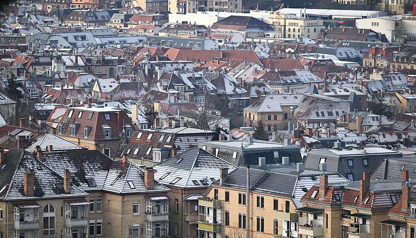 Die D&auml;cher der baden-w&uuml;rttembergischen Landeshauptstadt sind leicht mit Schnee &uuml;berzogen. (Symbolbild)