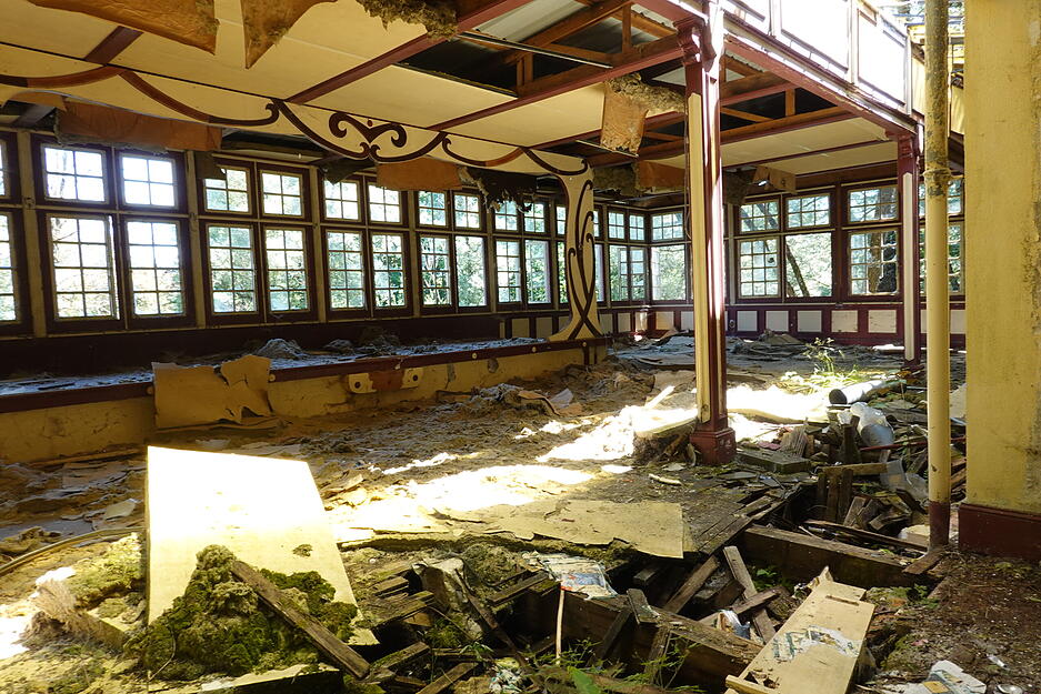 Les Tuileries in Pont sur l'Ognon: Das Restaurant Jules Verne war Ende der 80er Jahre bereits in Betrieb und das Highlight der Anlage