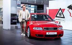 Stephan Reil am ersten RS 4 Avant aus dem Jahr 1999. Der Ingenieur hat die Entwicklung aller Modelle verantwortet.