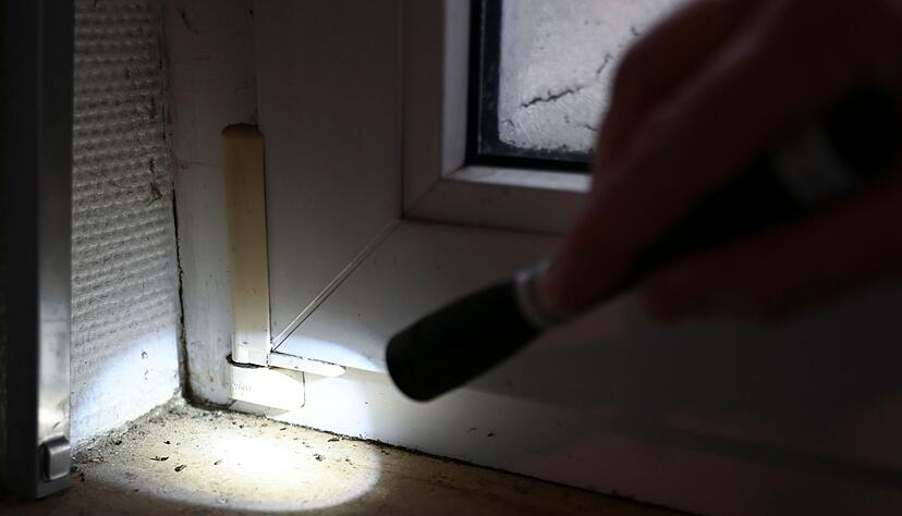 M&auml;usekot hat auf einem Fensterbrett einer Pizzeria nicht zu suchen.