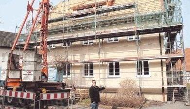 Das Pfarrhaus der evangelischen Kirchengemeinde Gro&szlig;gartach wird renoviert. J&uuml;rgen Brame vom Kirchengemeinderat erl&auml;utert die Ma&szlig;nahmen.Foto: Josef Staudinger