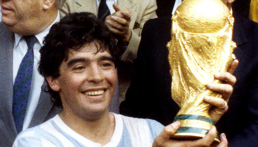 Der größte Erfolg: Diego Maradona zeigt bei der Siegerehrung freudestrahlend den eroberten Weltmeisterschaftspokal 1986 in Mexiko. Foto: dpa