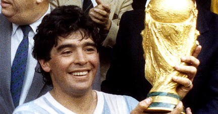 Der größte Erfolg: Diego Maradona zeigt bei der Siegerehrung freudestrahlend den eroberten Weltmeisterschaftspokal 1986 in Mexiko. Foto: dpa Der größte Erfolg: Diego Maradona zeigt bei der Siegerehrung freudestrahlend den eroberten Weltmeisterschaftspokal 1986 in Mexiko. Foto: dpa