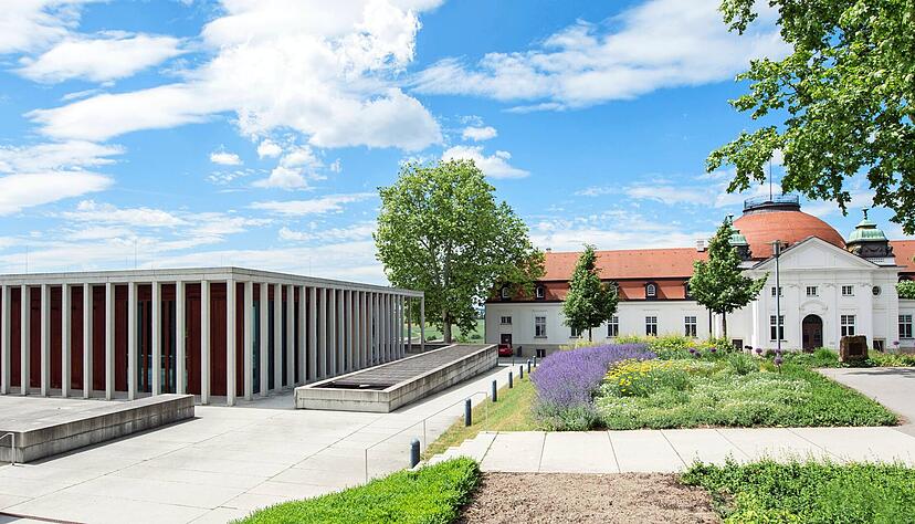 Das 1903 in Marbach eingeweihte Schillermuseum (rechts) diente lange auch als Archiv. 1972 zog das Archiv in einen Neubau. 2006 wurde zudem das Literaturmuseum der Moderne (links) eröffnet.
Foto: Archiv/dpa Das 1903 in Marbach eingeweihte Schillermuseum (rechts) diente lange auch als Archiv. 1972 zog das Archiv in einen Neubau. 2006 wurde zudem das Literaturmuseum der Moderne (links) eröffnet.
Foto: Archiv/dpa