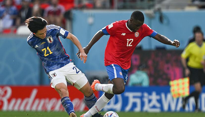 Ayase Ueda (l)aus Japan und Joel Campbell aus Costa Rica kämpfen um den Ball.